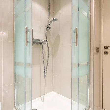 New 2 Bedrooms 300m From Palais Apartment